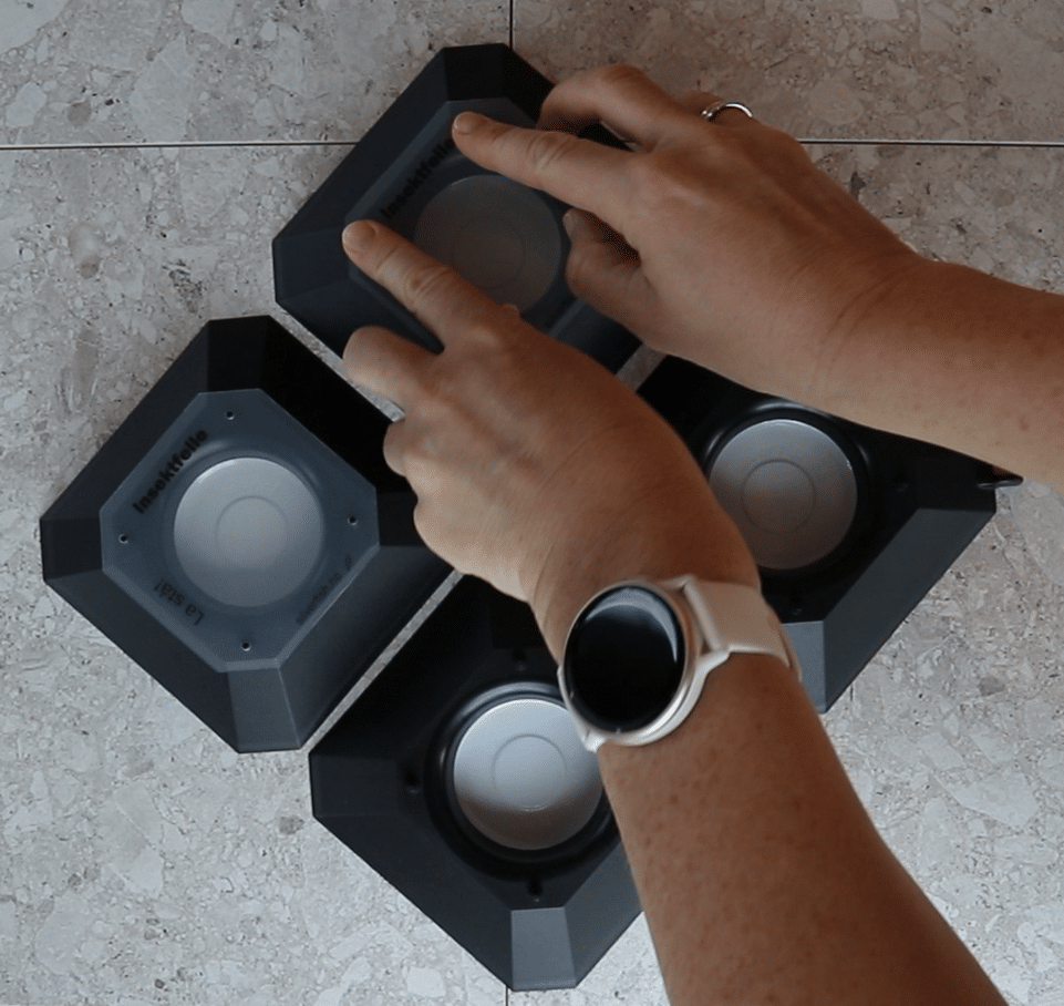 Press lokket ned på fellen