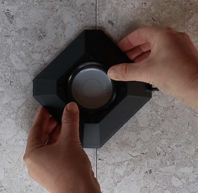 Press fellen ned på koppen til du hører et klikk